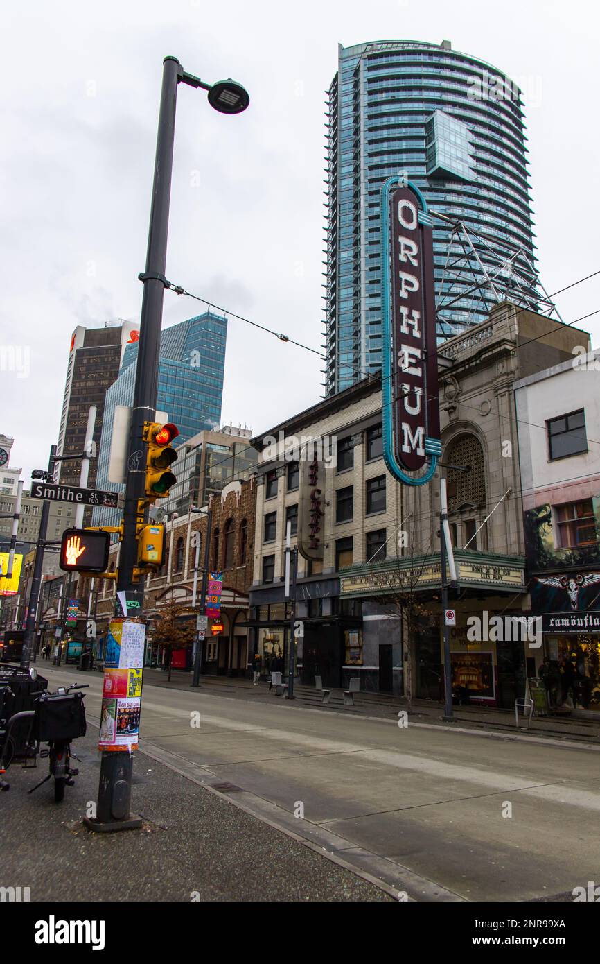 Vancouver, KANADA - Jan 31 2022 : Granville Street in Downtown Vancouver in bewölktem Tag. Stockfoto