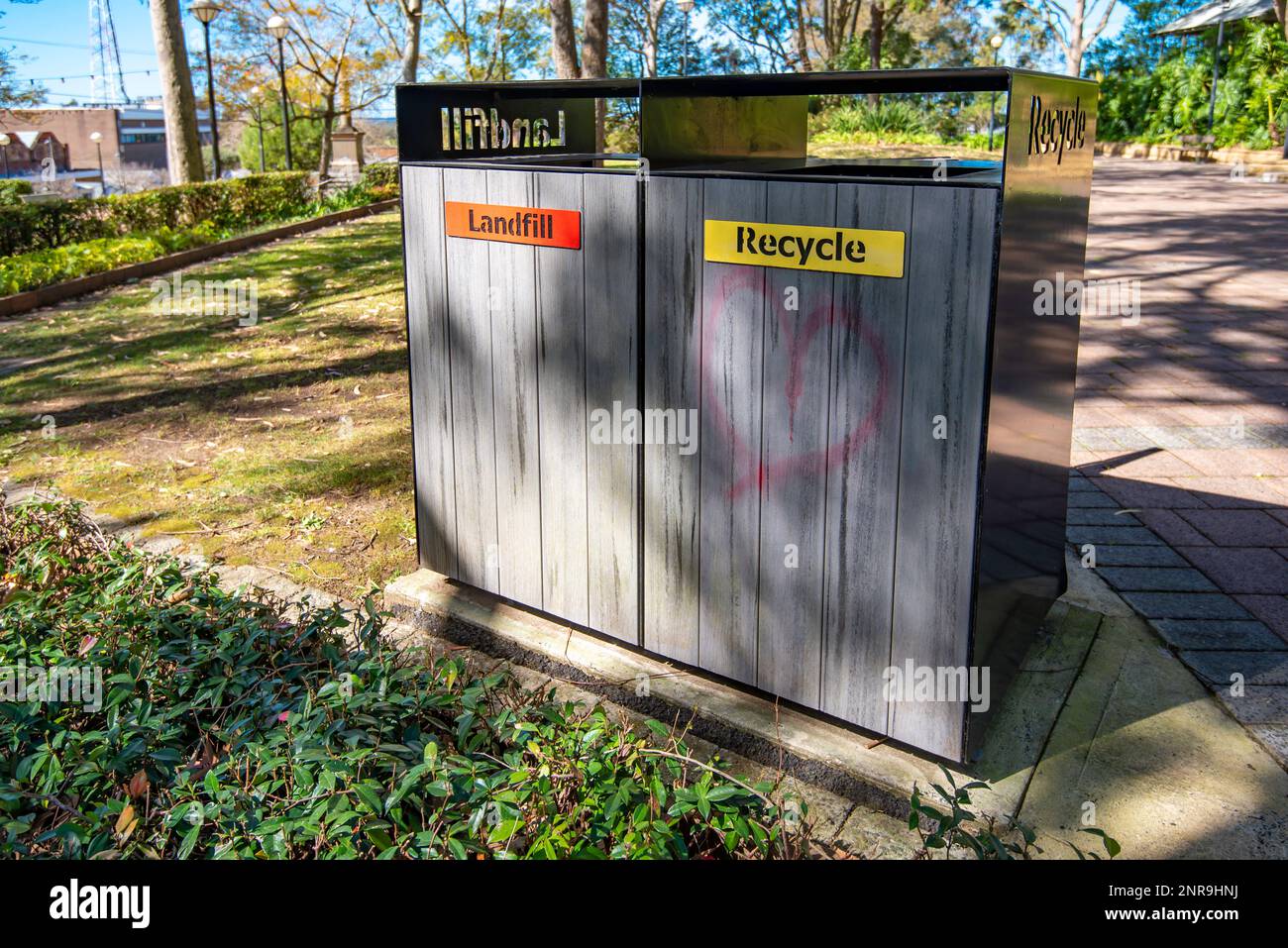 Moderne, gut gestaltete, tiersichere Müll- und Recyclingbehälter in einem Park an der Central Coast von New South Wales, Australien Stockfoto