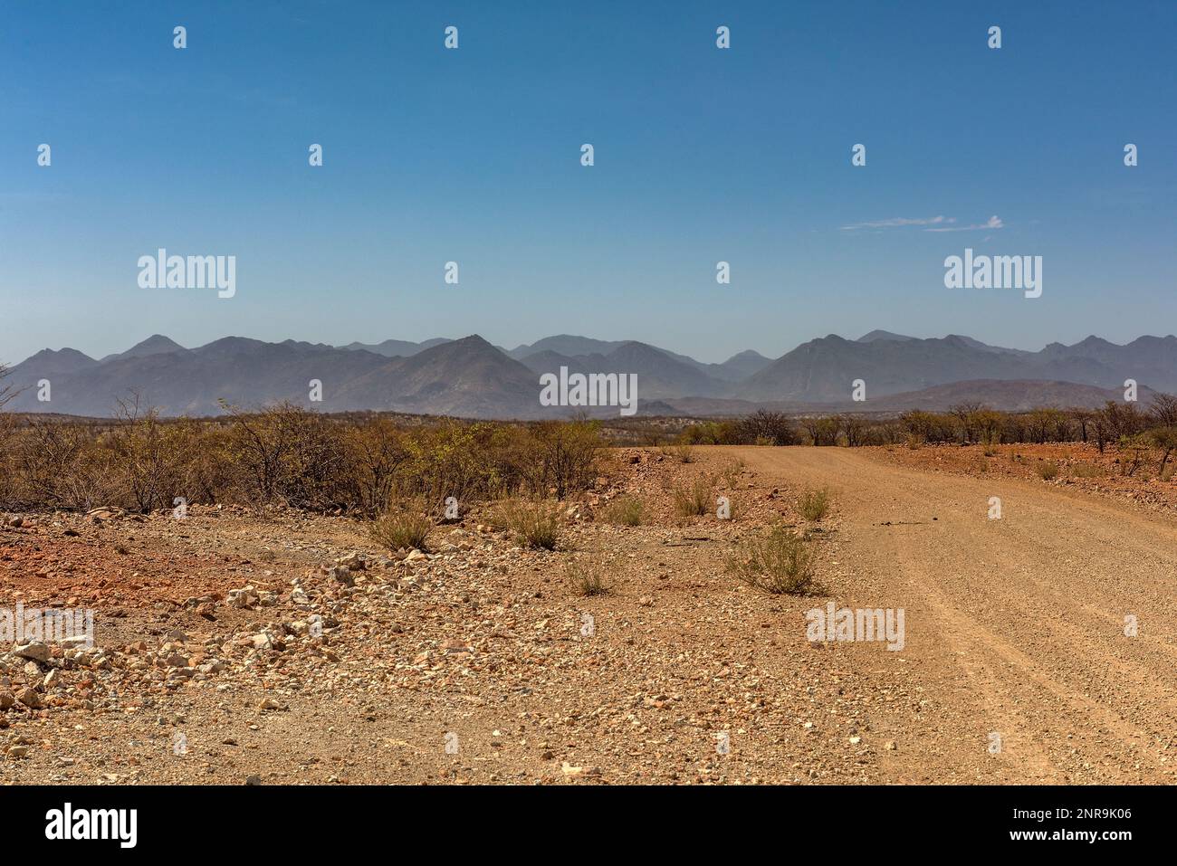 Die staubige Schotterstraße entlang der Kunene im Norden Namibias Stockfoto