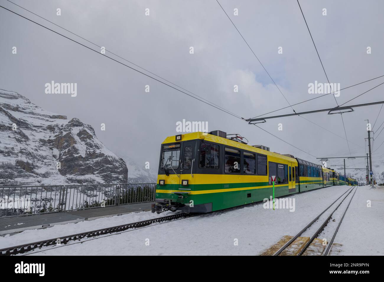 Die Zahnradbahn mit schmalem Spurwinkel hielt im Winter am Wengen-Wald-Bahnhof von Wengernalp an. Spuren voller Schnee. Stockfoto