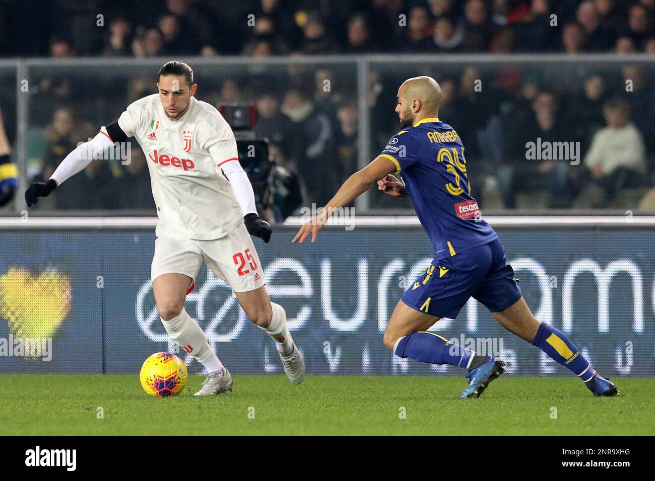 Juventus' Adrien Rabiot, left, competes for the ball during the Serie A soccer match between Hellas Verona and Juventus at the Stadio Bentegodi in Verona, Italy, Saturday, Feb. 8, 2020. (Paola Garbuio/LaPresse via AP) Stockfoto