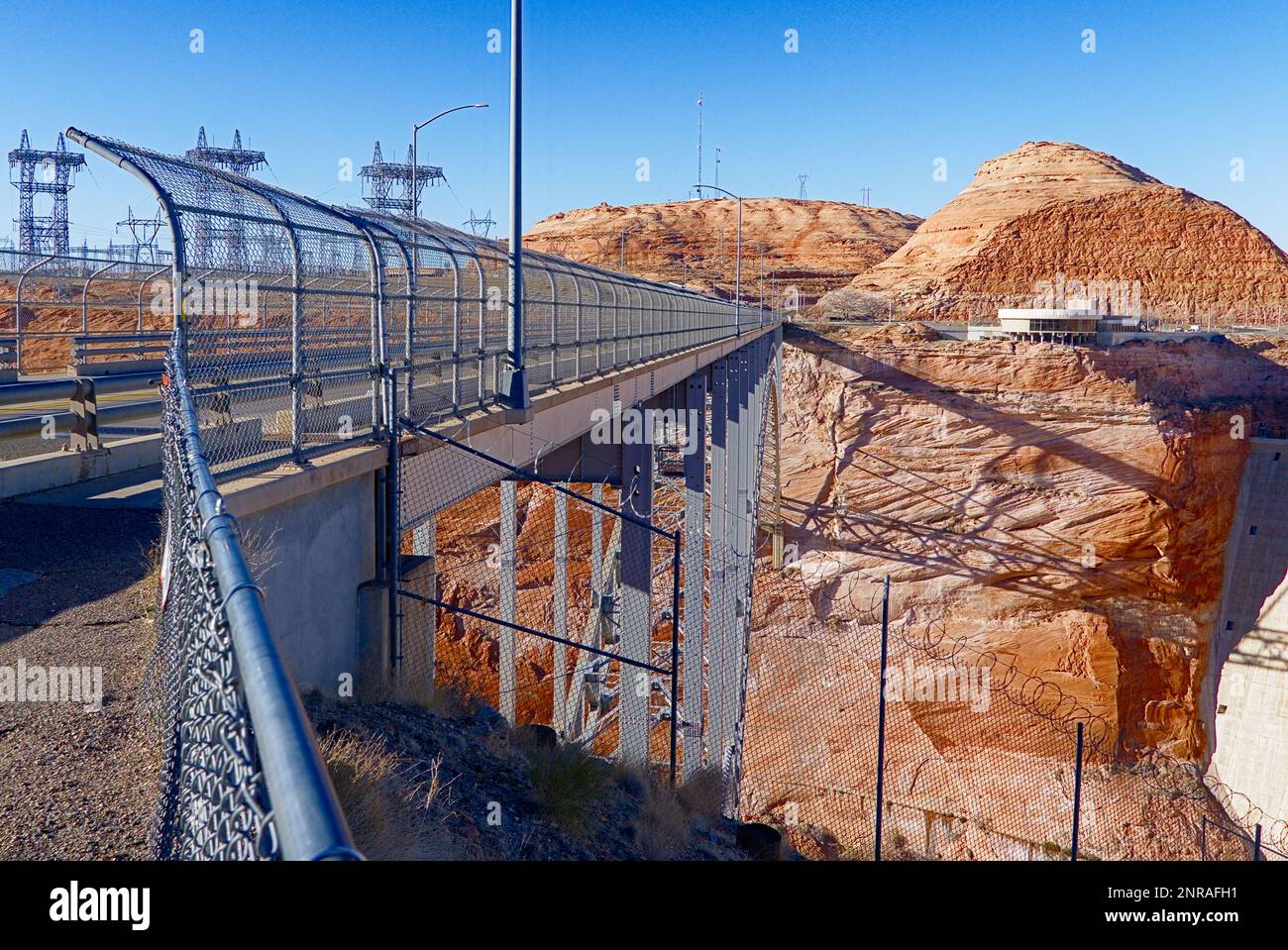 Drahtzaun entlang der Powell-Staudammbrücke. Stockfoto