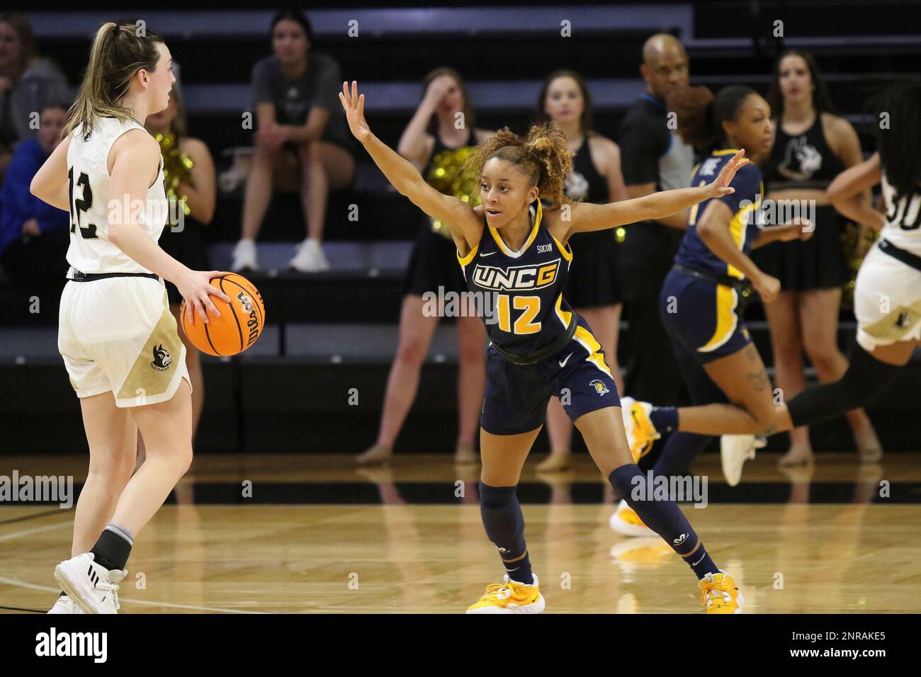 SPARTANBURG,SC- FEBRUARY 09: UNCG Spartan guard Akira Wiggins (12) during a women's basketball game between the UNC Greensboro Spartans and the Wofford Terriers on February 9, 2023, at Jerry Richardson Indoor Stadium in Spartanburg, S.C. (Photo by John Byrum/Icon Sportswire) (Icon Sportswire via AP Images) Stockfoto