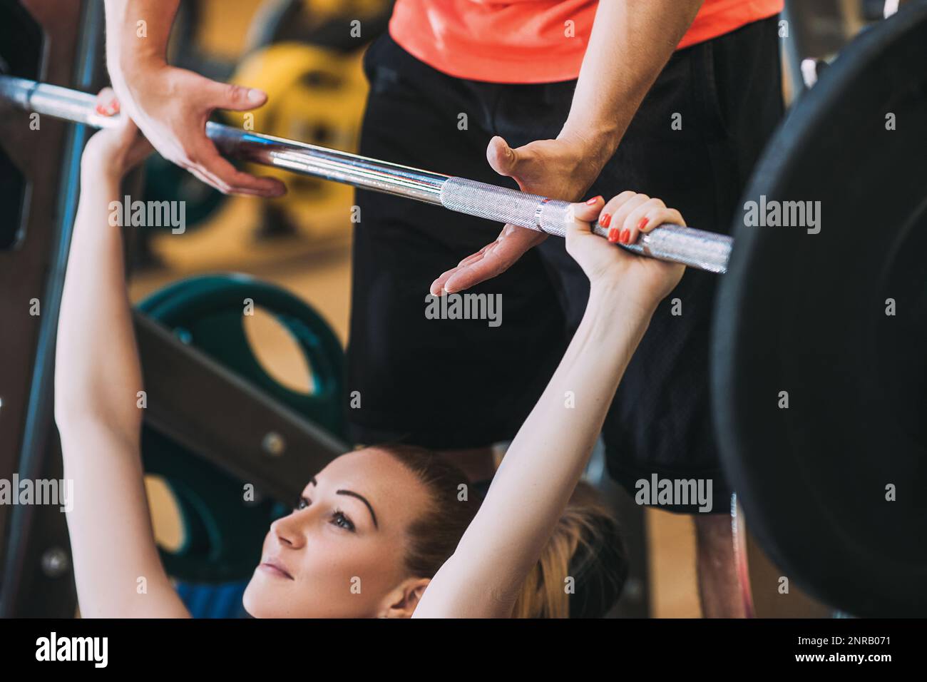 Hard-Gym-Training Bodybuilding-Frauen-Konzept. Stockfoto