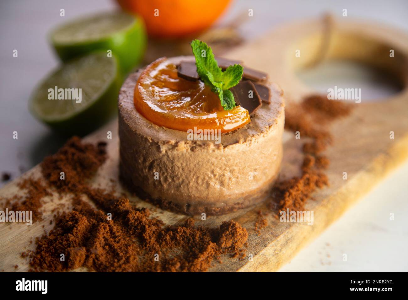 Schokoladen-Mousse-Kuchen mit einem Stück kandierten Orangen-Dekor. Stockfoto