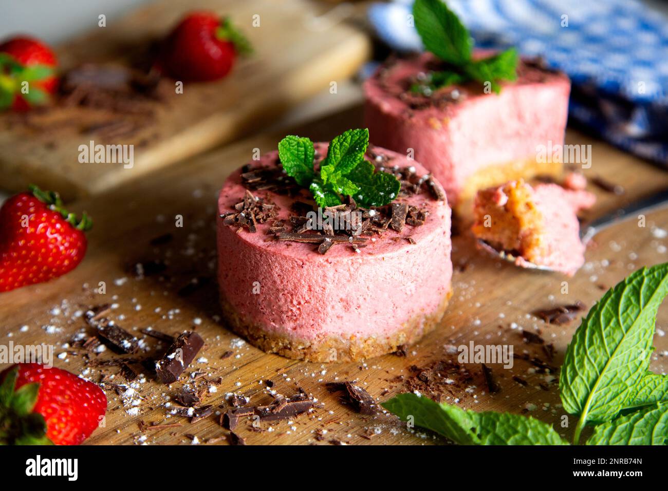 Erdbeermousse-Kuchen mit Schwammbasis. Stockfoto