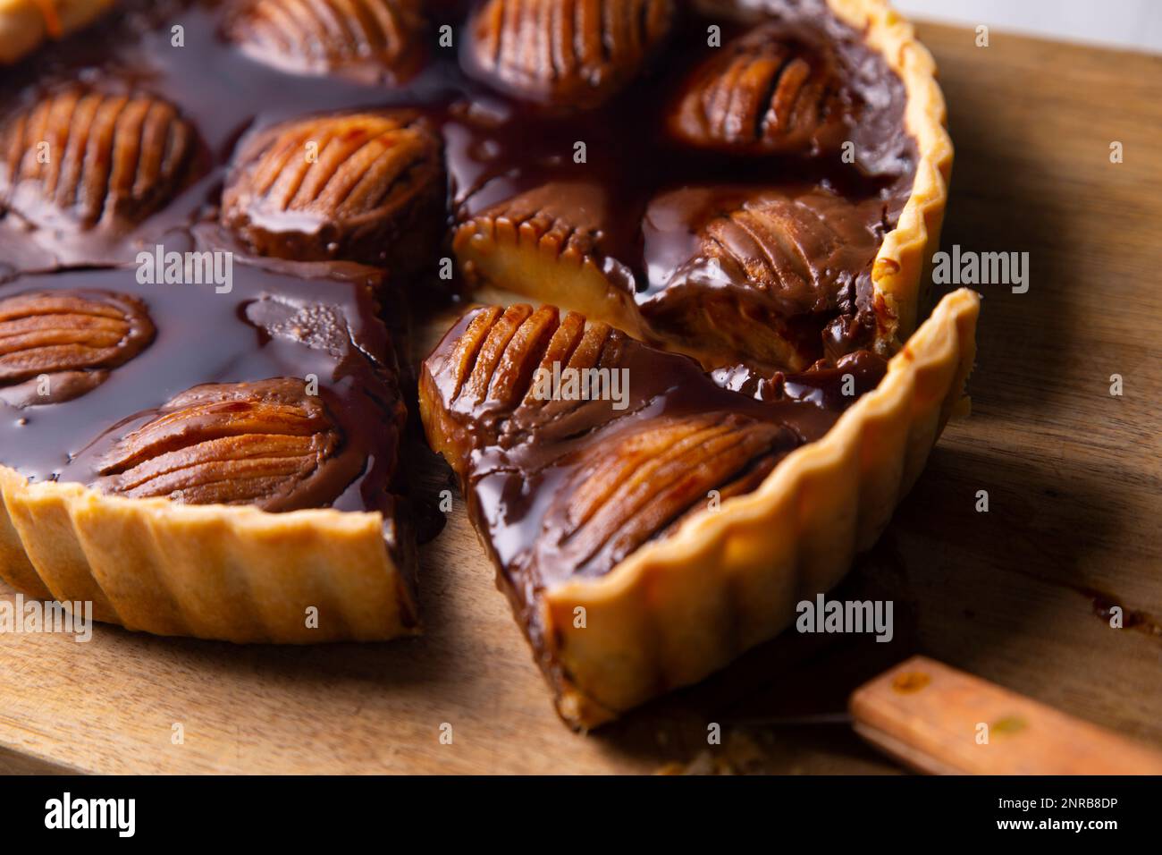 Birnenkuchen mit Karamell und Mascarpone-Käse Stockfoto