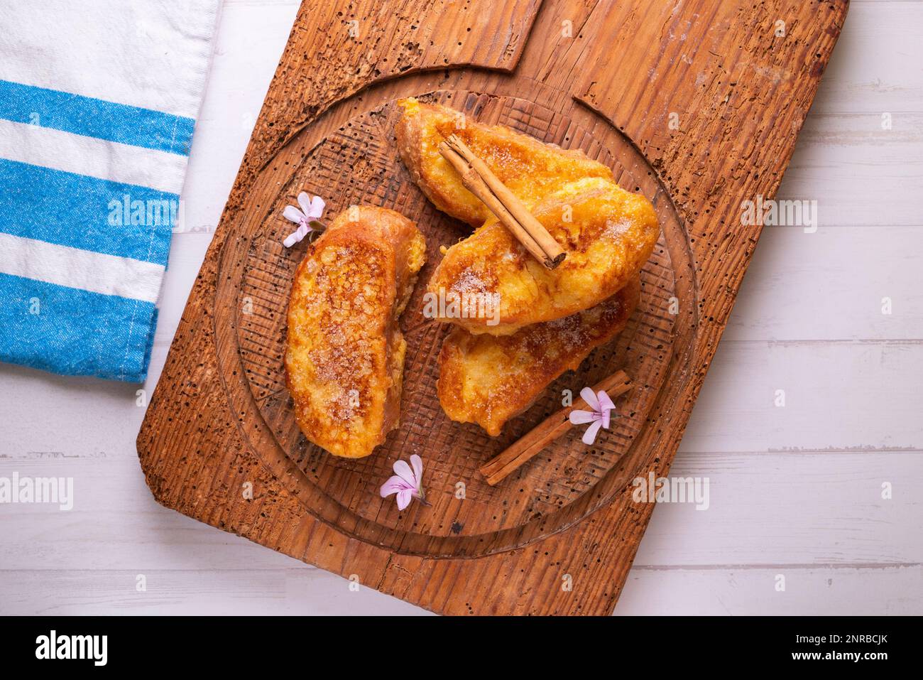 Der Torrija oder Torreja, auch französischer Toast genannt, ist ein Gericht, das aus einer Scheibe Brot hergestellt wird, die in Milch, Sirup oder Wein getränkt ist, und nachdem er mit i bestrichen wurde Stockfoto