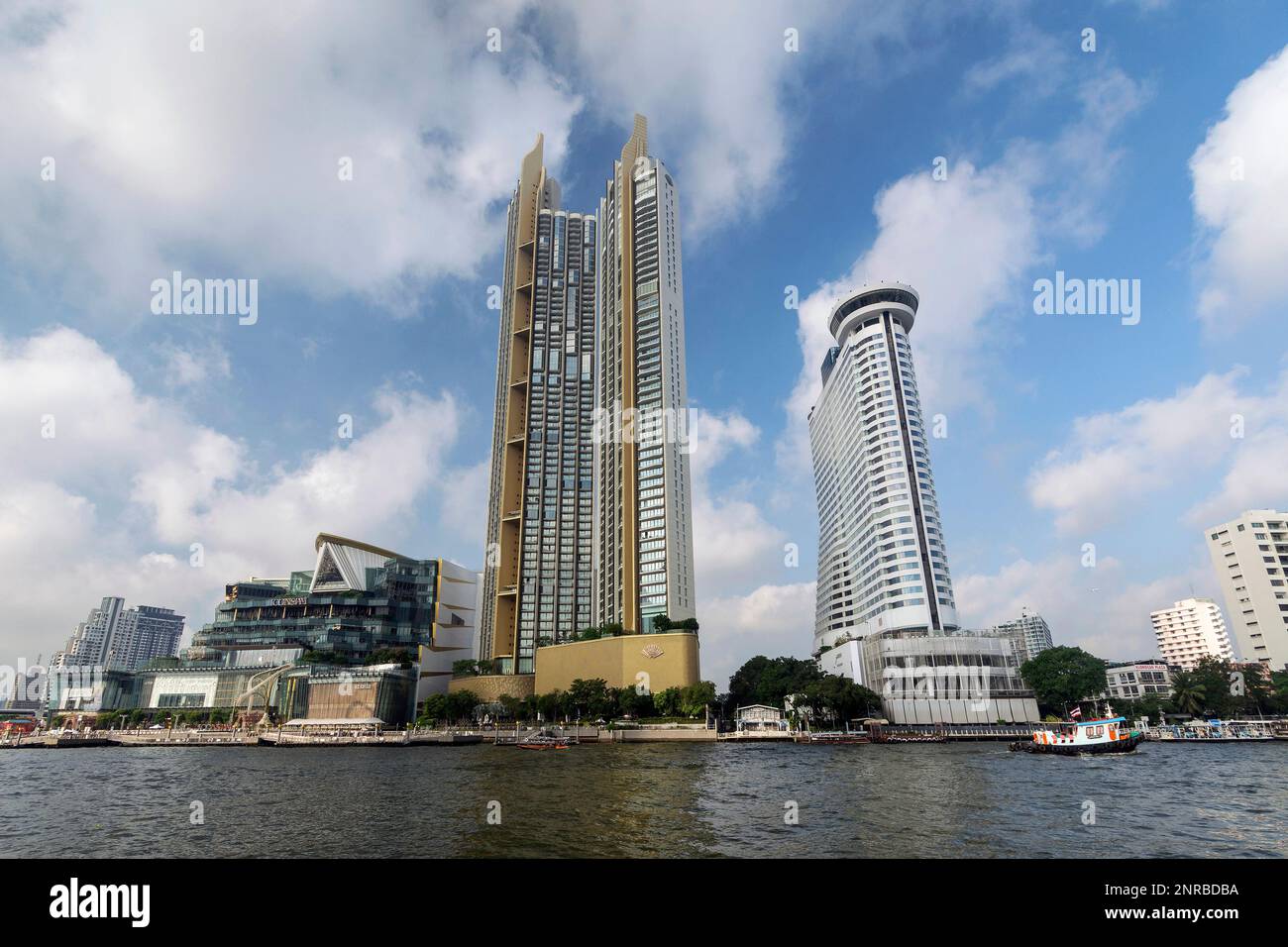 bangkok chao praya Fluss moderne Gebäude und Fähre in thailand Stockfoto