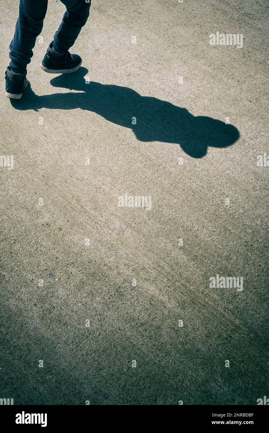 Der Schatten eines kleinen Jungen, der wegläuft Stockfoto