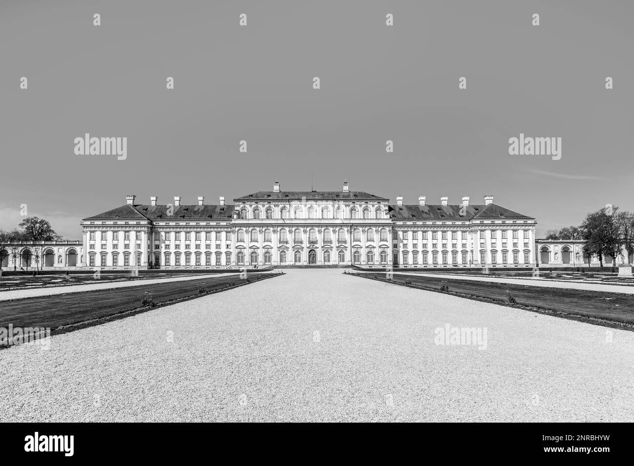 München - 20. April 2015: Panoramaausblick auf das historische Schloss Schleissheim unter blauem Himmel in München. Die Geschichte des Palastes begann Stockfoto