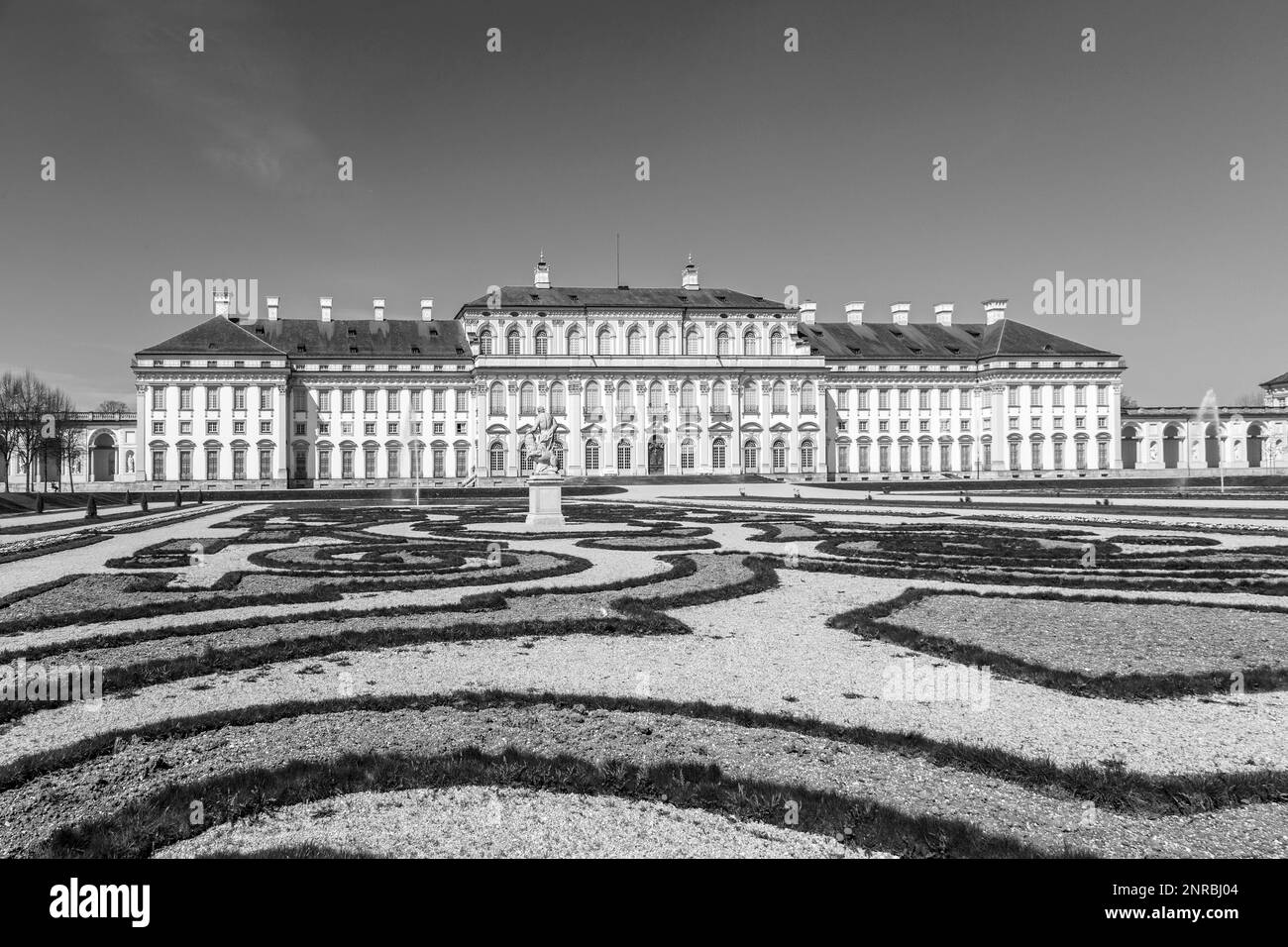 München - 20. April 2015: Historisches Schloss Schleissheim bei München unter blauem Himmel. Zuccalli errichtete schließlich den barocken Neuen Palast zwischen in Stockfoto