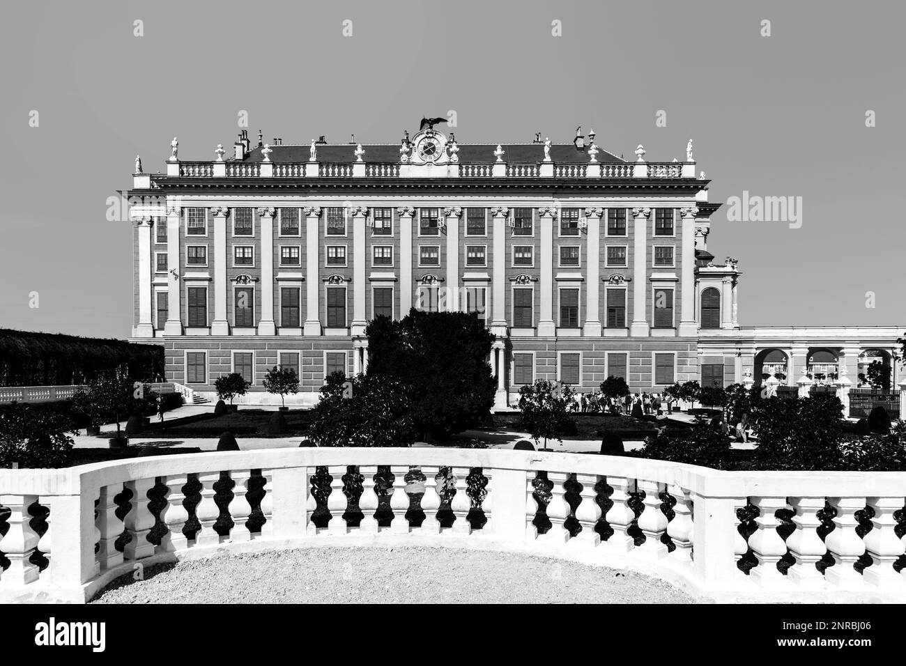 Wien, Österreich - 24. April 2015: Schloss Schönbrunn mit Blick auf den Prinzen Garten in Wien, Österreich. Die ehemalige kaiserliche Sommerresidenz ist Viennas Most Stockfoto