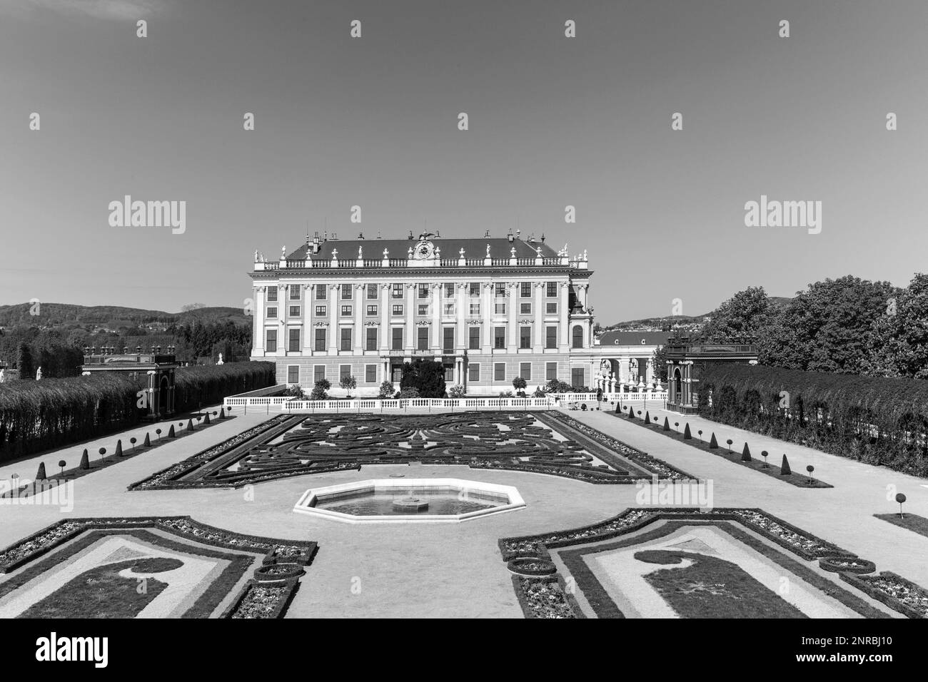 WIEN, ÖSTERREICH - 24. APRIL 2015: Schloss Schönbrunn mit Blick auf den Prinzen Garten in Wien, Österreich. Die ehemalige kaiserliche Sommerresidenz ist Viennas Most Stockfoto