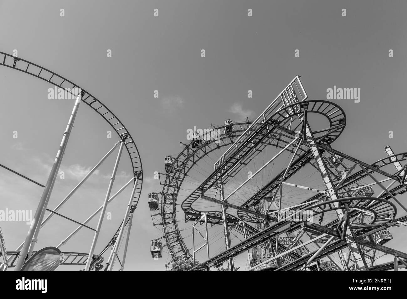 WIEN, ÖSTERREICH - APR 25, 2015: Blick auf das Wiener Riesenrad im Prater von außerhalb des Parks. Das große Rad wurde 1897 von den Engländern e gebaut Stockfoto