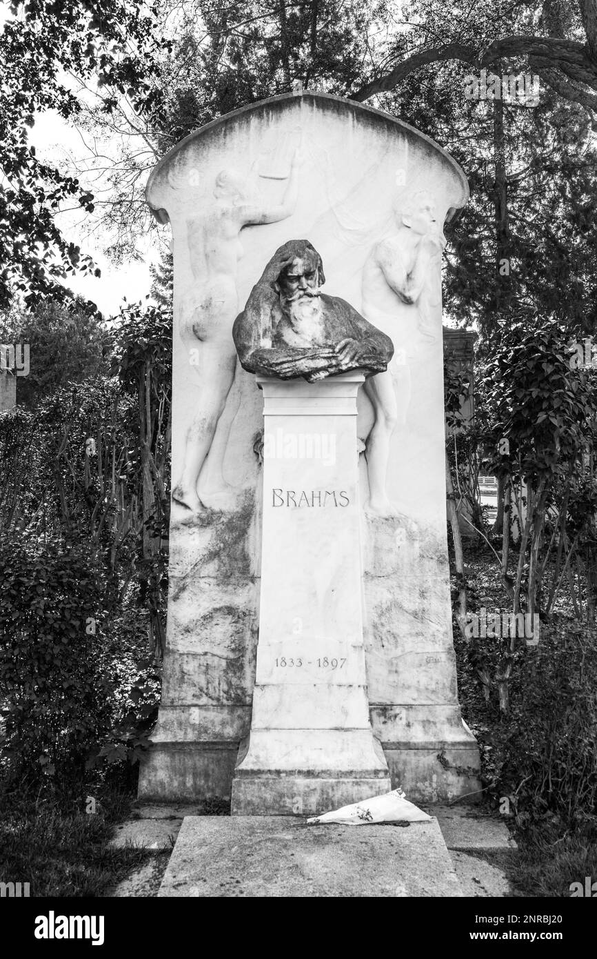 WIEN, ÖSTERREICH - APR 26, 2015: Letzte Ruhestätte des Komponisten Brahms Grab auf dem Wiener Zentralfriedhof in Wien, Österreich. Stockfoto