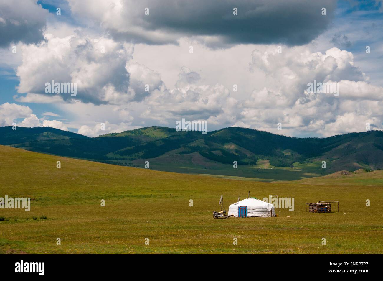 Einsames Jurtenlager mit geparktem Motorrad auf den mongolischen Steppen Stockfoto