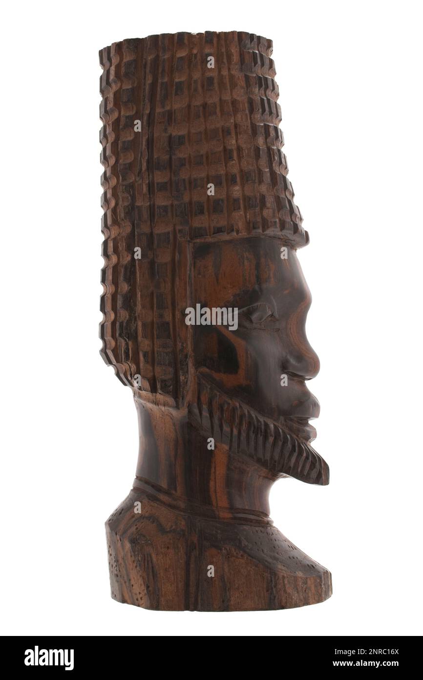 Männliche ghanaische Holzkopfbüsten auf weißem Hintergrund Stockfoto