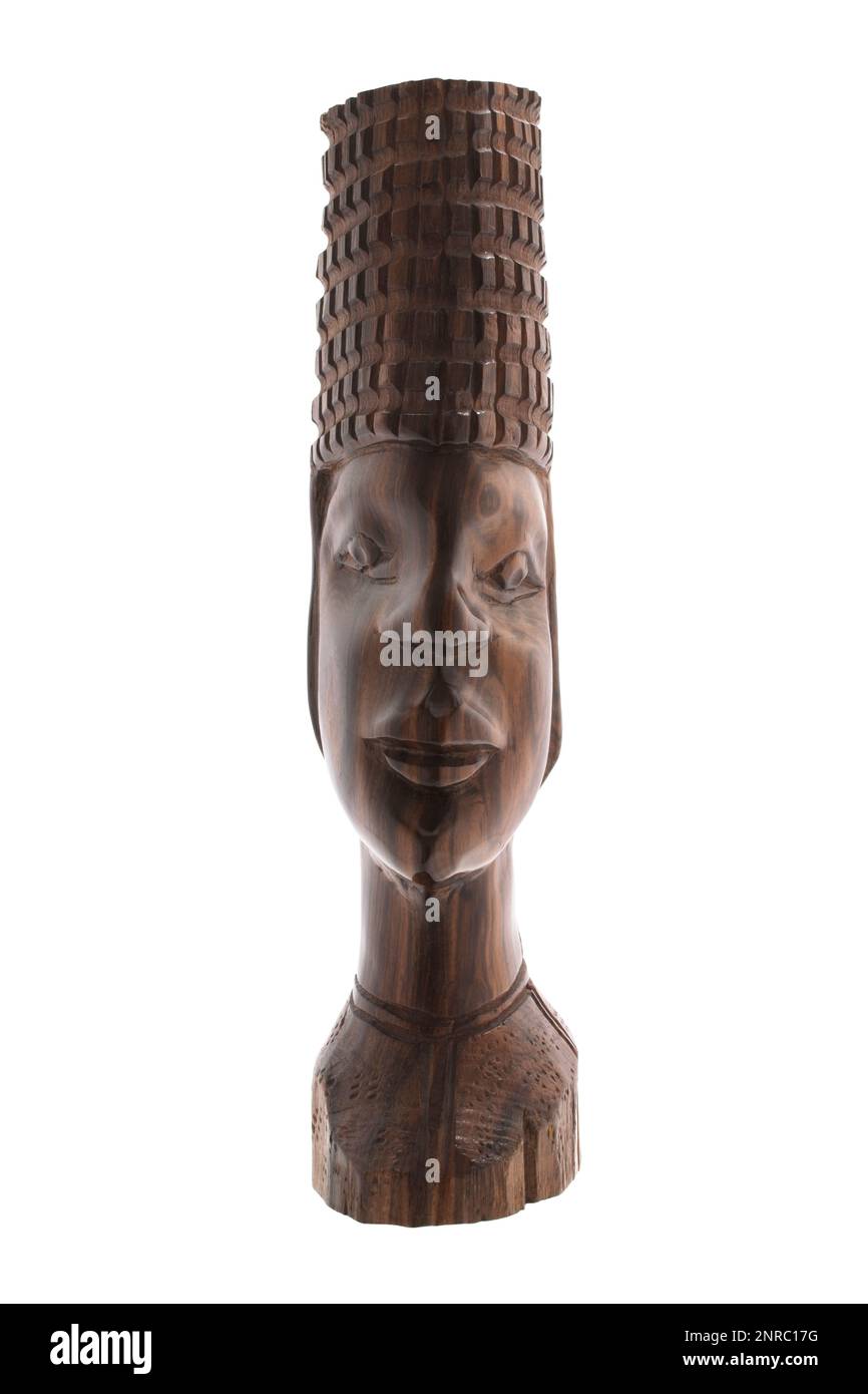 Weibliche ghanaische Kopfbüsten aus Holz auf weißem Hintergrund Stockfoto