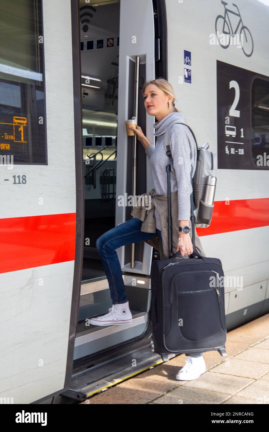 Junge Frau, die auf EIN EIS steigt (Modell freigegeben) Stockfoto
