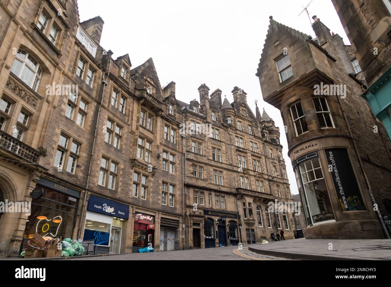 Ein Blick auf die Cockburn Street in Edinburgh an einem ruhigen Sonntagmorgen Stockfoto