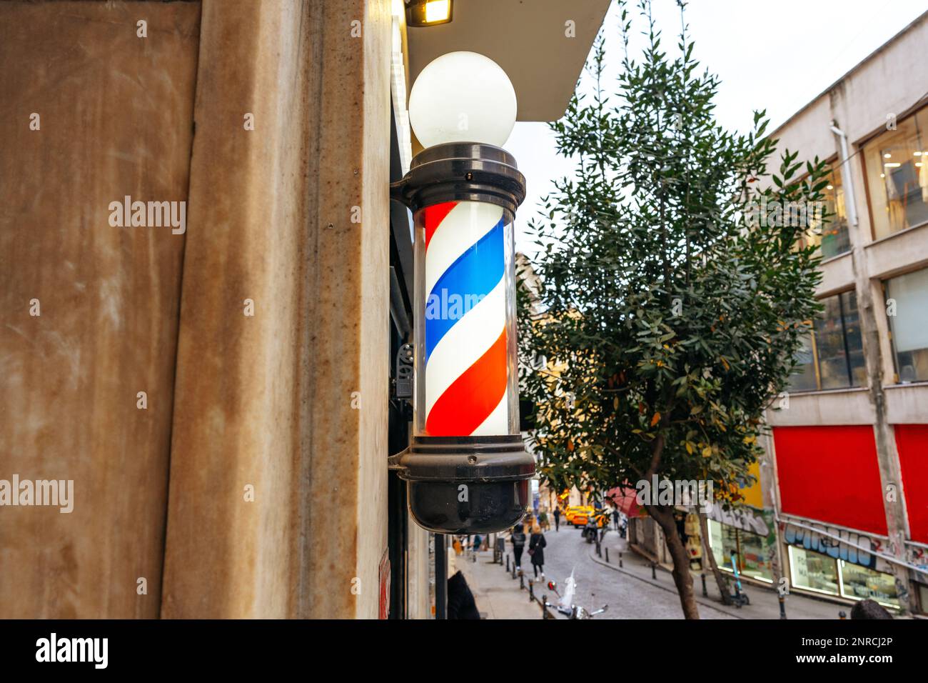 Barber Shop Light rund dreifarbige Stange Spiralschild auf dem Gebäude Stockfoto