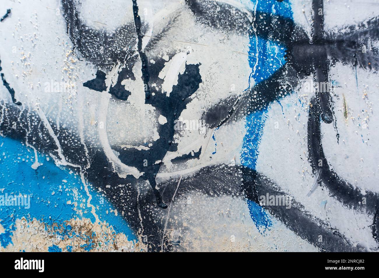 Nahaufnahme von schwarz-blauem Graffiti auf weißem Hintergrund Stockfoto
