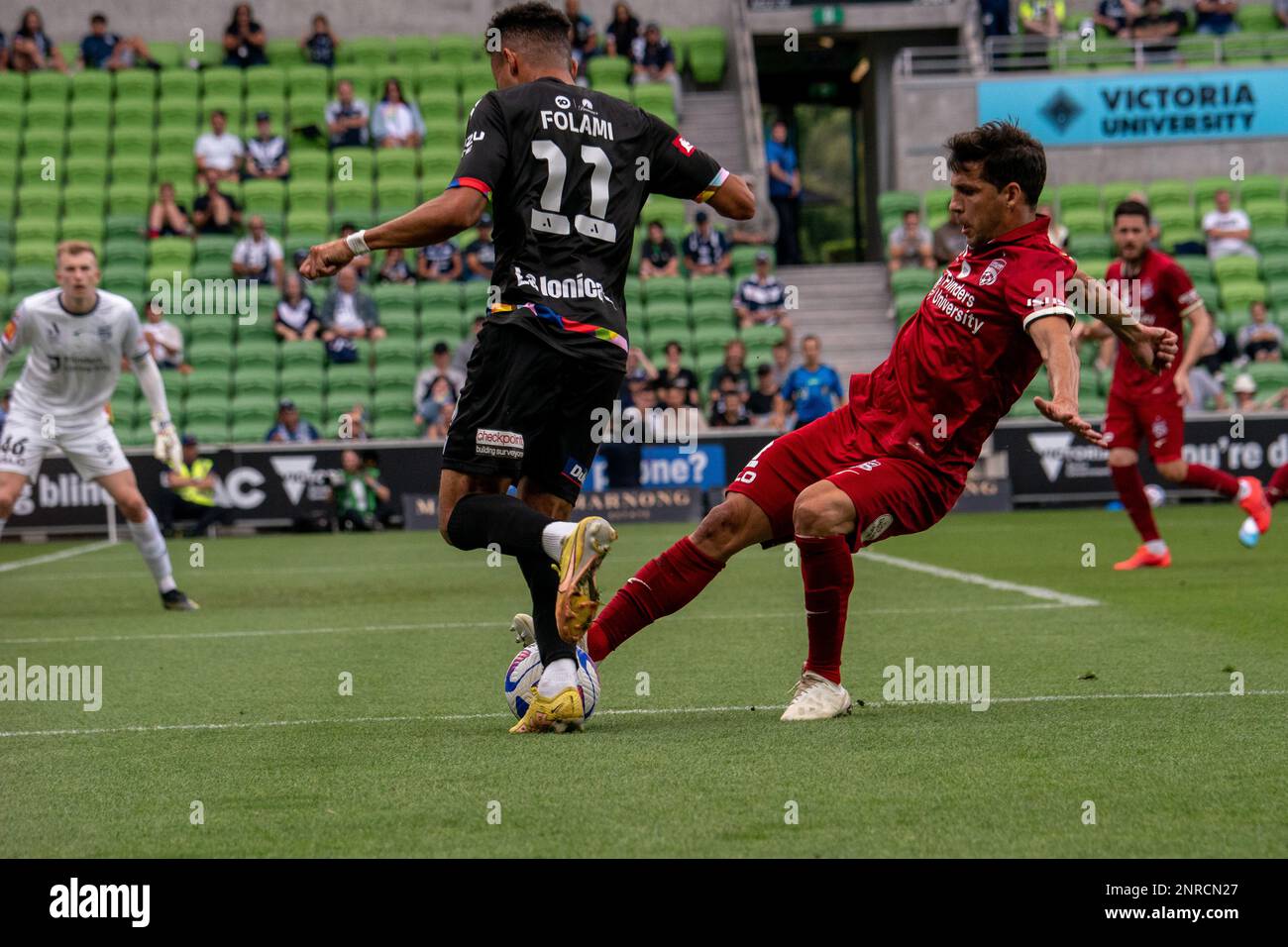 AAMI Park, Melbourne, Australien. 26. Februar 2023. Adelaide United Verteidiger Javi Lopez stellt sich dem Melbourne Victory Winger Ben Folami. Kredit: James Forrester/Alamy Live News Stockfoto