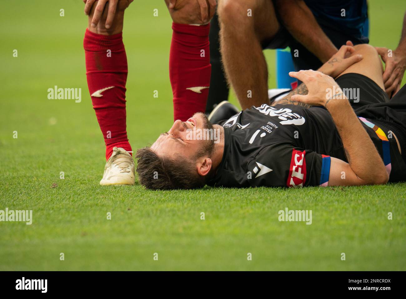 AAMI Park, Melbourne, Australien. 26. Februar 2023. Jake Brimmer geht von einer Herausforderung unter, bei der Javi Lopez sein rechtes Knie umklammert. Kredit: James Forrester/Alamy Live News Stockfoto