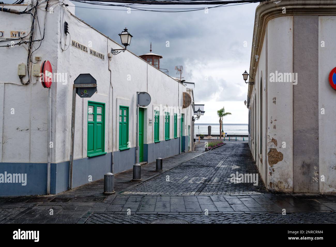 Die Straßen von Arrecife auf Lanzarote zeigen die Vielfalt der alten und neuen Gebäude Stockfoto