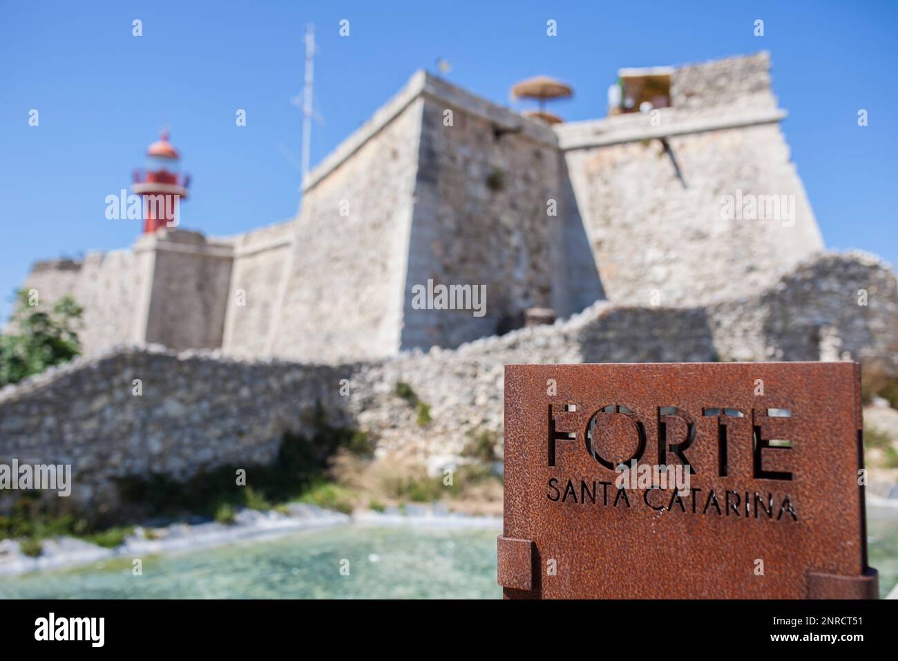 Santa Catarina Fort von Figueira da Foz, Portugal. Rostiges Zeichen im Vordergrund Stockfoto