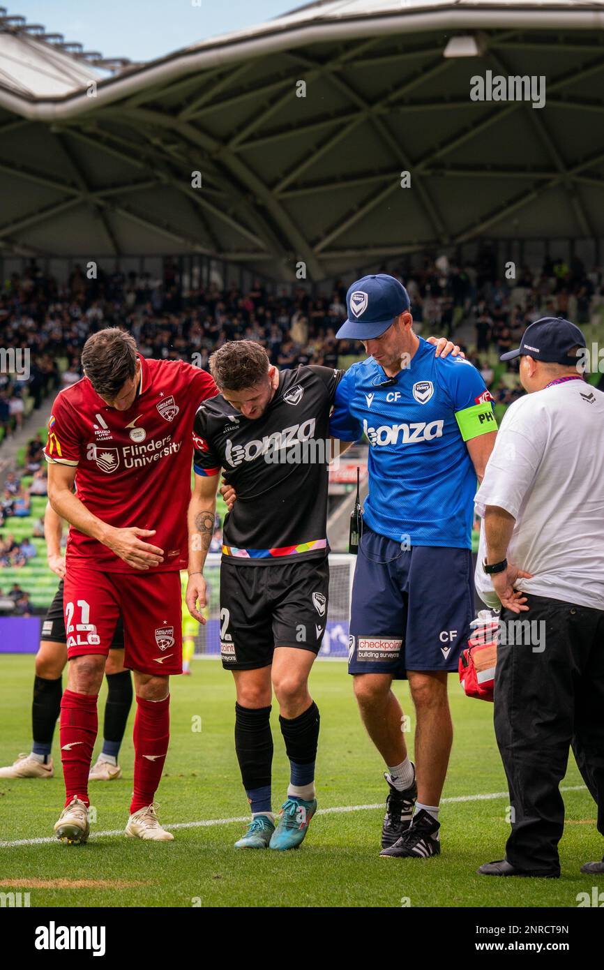 AAMI Park, Melbourne, Australien. 26. Februar 2023. Jake Brimmer wird abseits des Spielfelds von Javi Lopez (links) und dem Team Physio (rechts) unterstützt. Kredit: James Forrester/Alamy Live News Stockfoto