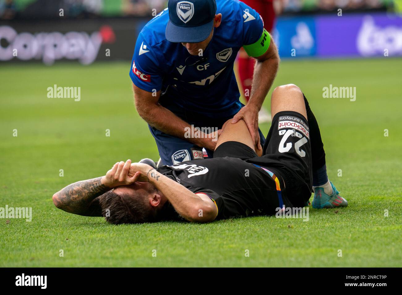 AAMI Park, Melbourne, Australien. 26. Februar 2023. Jake Brimmer geht von einer Herausforderung unter, bei der Javi Lopez sein rechtes Knie umklammert. Kredit: James Forrester/Alamy Live News Stockfoto