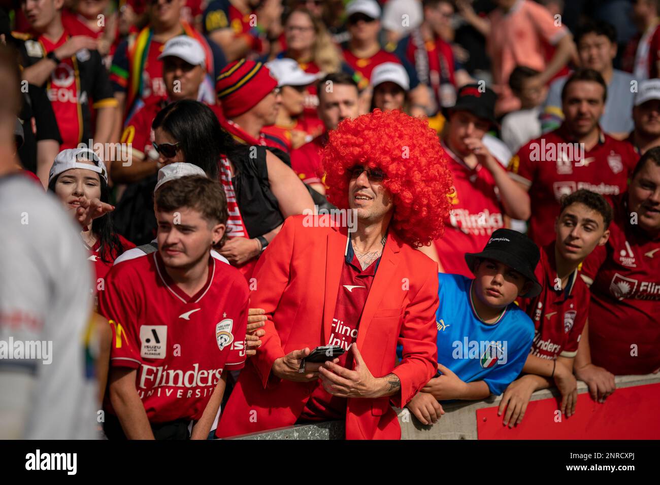 AAMI Park, Melbourne, Australien. 26. Februar 2023. Adelaide United'1 Nummer 1 Fan, Steve Cervaro alias Red Wig man, mit Mitgliedern der Red Army Active Supporter Group. Kredit: James Forrester/Alamy Live News Stockfoto