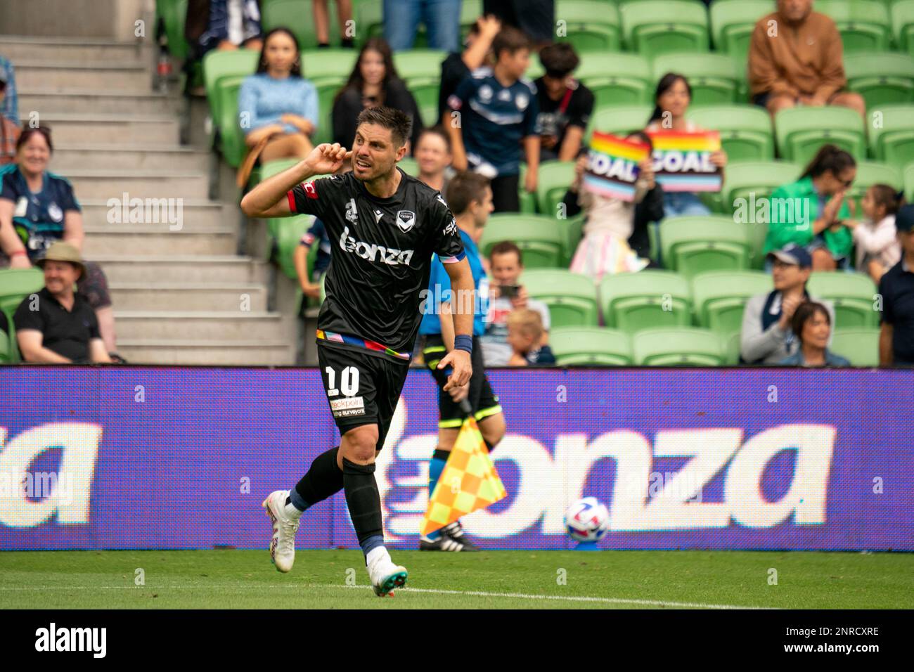 AAMI Park, Melbourne, Australien. 26. Februar 2023. Bruno Fornaroli Gesten an die Melbourne Victory Active Supporters, nachdem er einen Strafstoß erzielt hat. Kredit: James Forrester/Alamy Live News Stockfoto