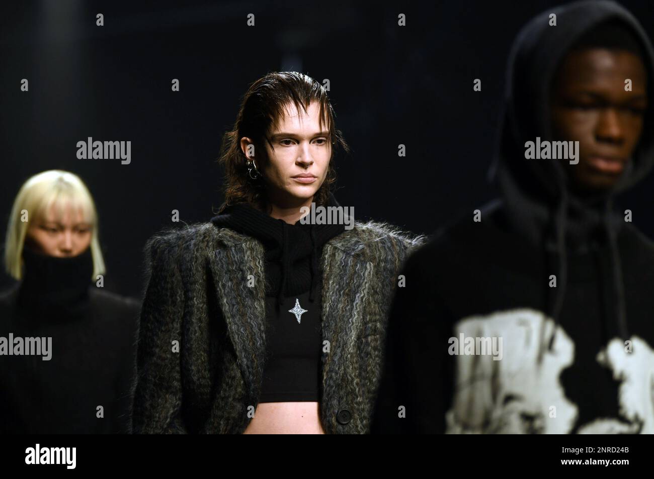 Mailand, Italien. 26. Februar 2023. Models präsentieren Kreationen aus der ANNAKIKI Herbst/Winter 2023/2024 Kollektion während der Mailänder Fashion Week in Mailand, Italien, 26. Februar 2023. Kredit: Jin Mamengni/Xinhua/Alamy Live News Stockfoto