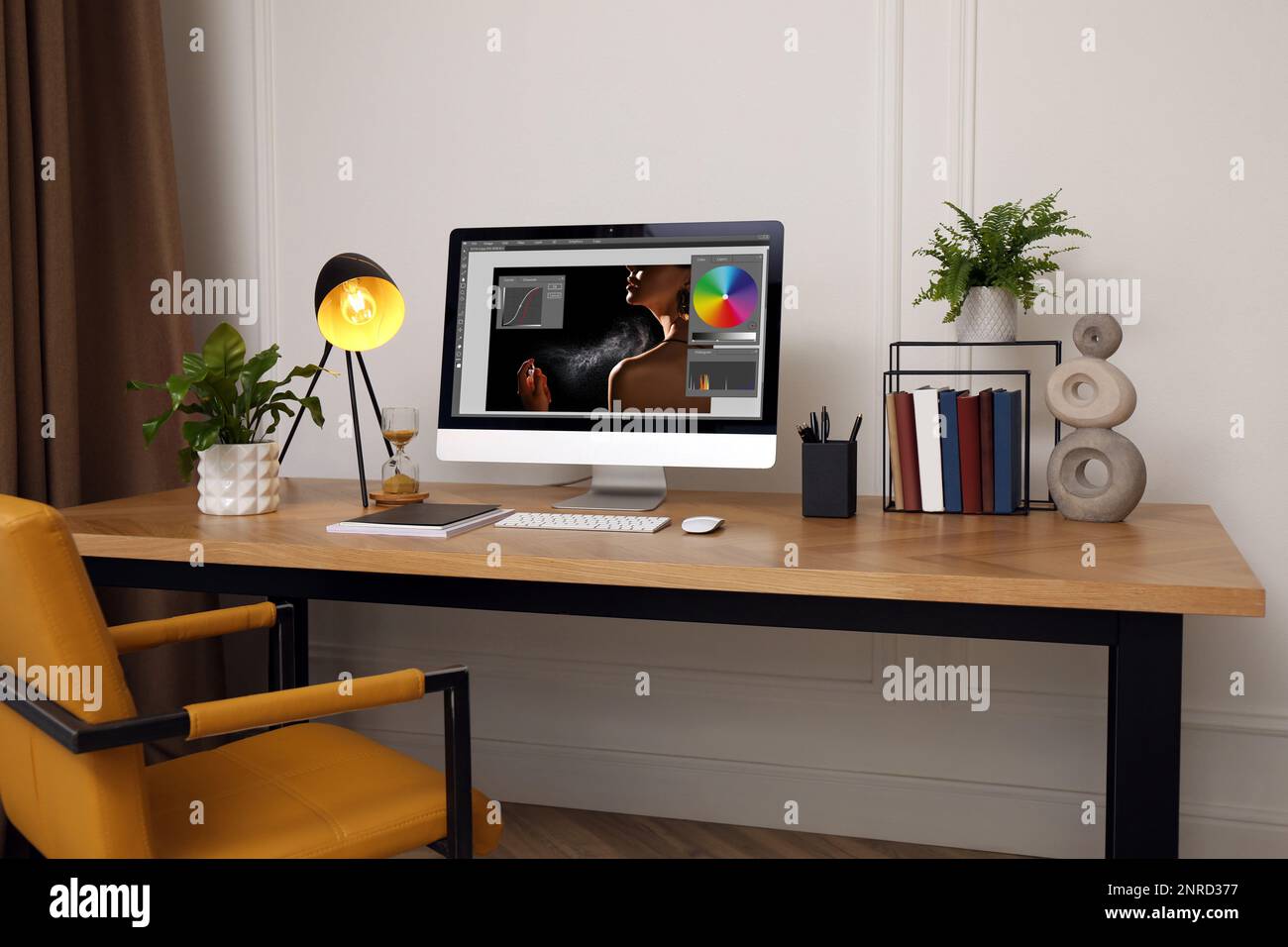 Arbeitsplatz des Designers. Computer mit Fotobearbeitung auf Tisch im Innenbereich Stockfoto