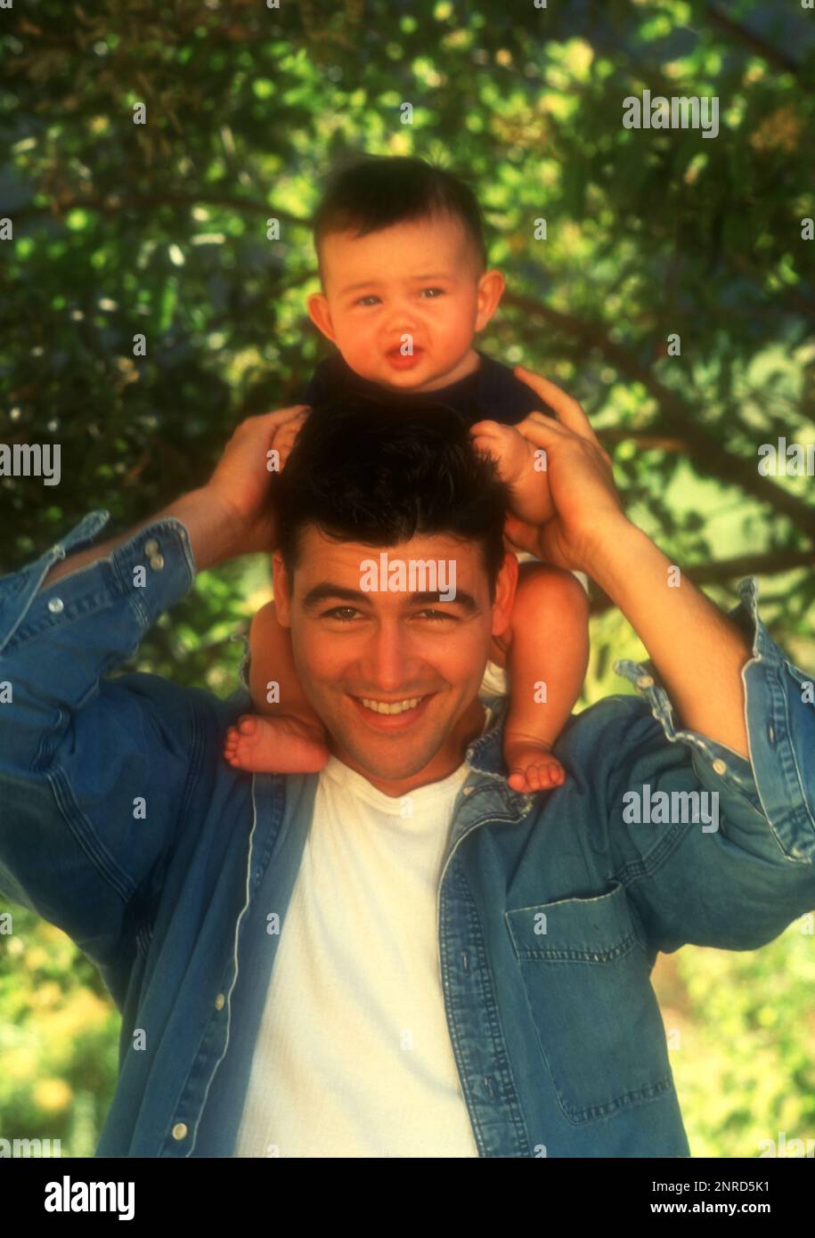 Los Angeles, Kalifornien, USA 1. Juli 1996 (EXKLUSIV) Schauspieler Kyle Candler und Tochter Sydney Chandler posieren bei einem exklusiven Fotoshooting am 1. Juli 1996 in Los Angeles, Kalifornien, USA. Foto: Barry King/Alamy Stock Photo Stockfoto