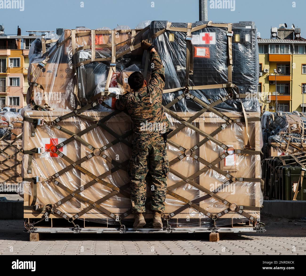 EIN US-AMERIKANISCHER Marine, der Task Force 61/2 zugewiesen, beginnt mit der Entladung humanitärer Hilfe in Serinyol, Türkiye, 25. Februar 2023. Auf Ersuchen der türkischen Regierung wird das US-Militär, das der Task Force 61/2 und 39. Air Base Wing zugewiesen ist, mit dem Bau eines Feldlazaretts für die vom Erdbeben vom Februar 6 betroffenen Bürger beauftragt. Task Force 61/2 (TF 61/2) ist unter den USA tätig Sechste Flotte, USA Naval Forces Europe (NAVEUR) und USA Europäisches Kommando im Rahmen der internationalen türkischen Katastrophenhilfe. (USA Marine Corps Foto von Sergeant James Bourgeois/Released) Stockfoto