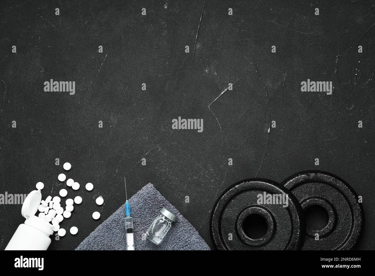 Verschiedene Drogen und Sportgeräte auf schwarzem Hintergrund, flach liegend mit Platz für Text. Dopingkontrolle Stockfoto