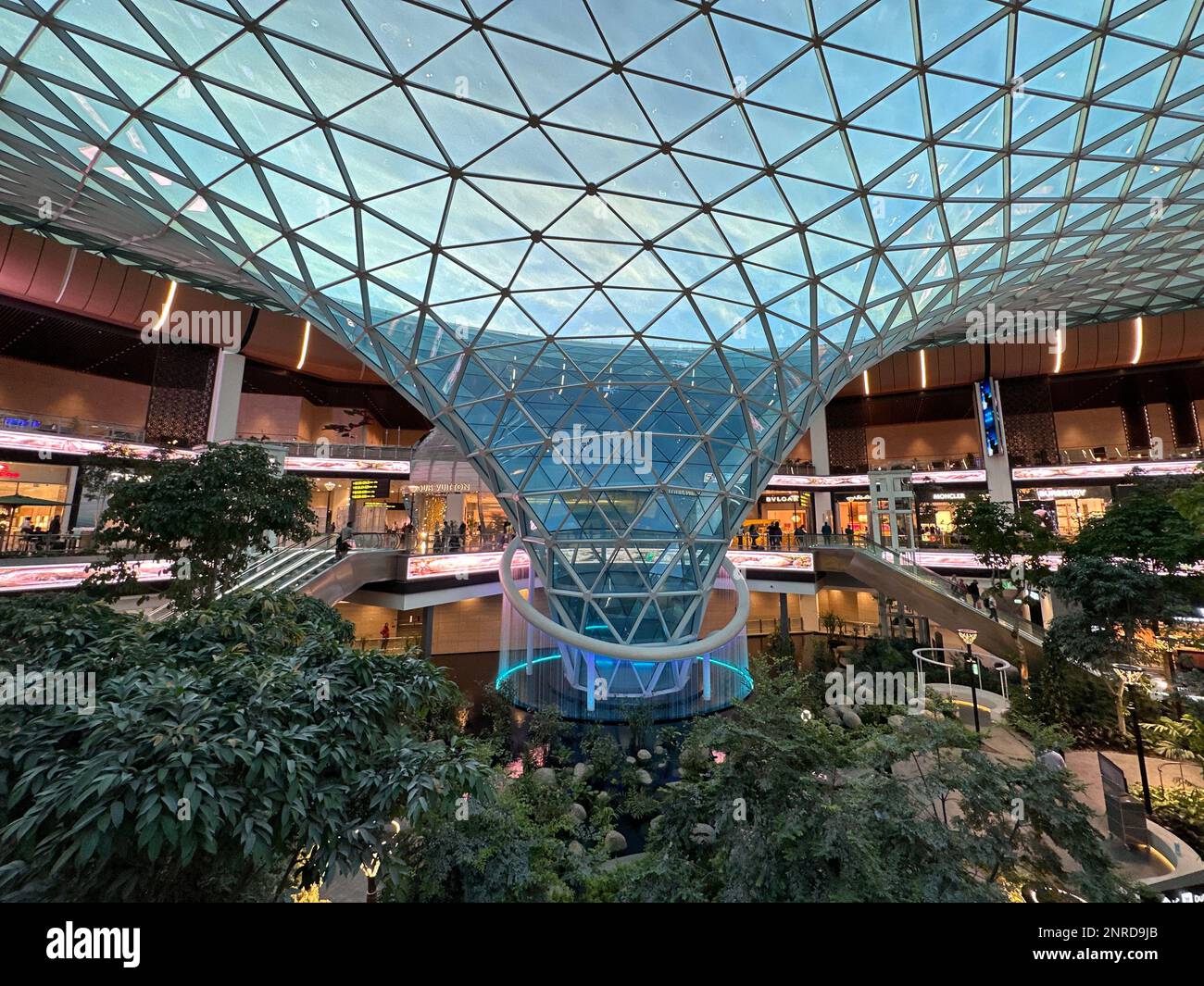 Der Hamad International Airport (DOH) wird mit einem tropischen ...