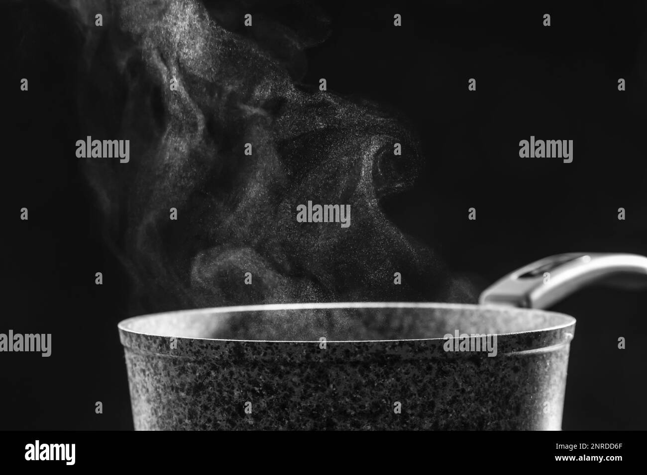 Dampftopf auf dunklem Hintergrund, Nahaufnahme. Platz für Text Stockfoto