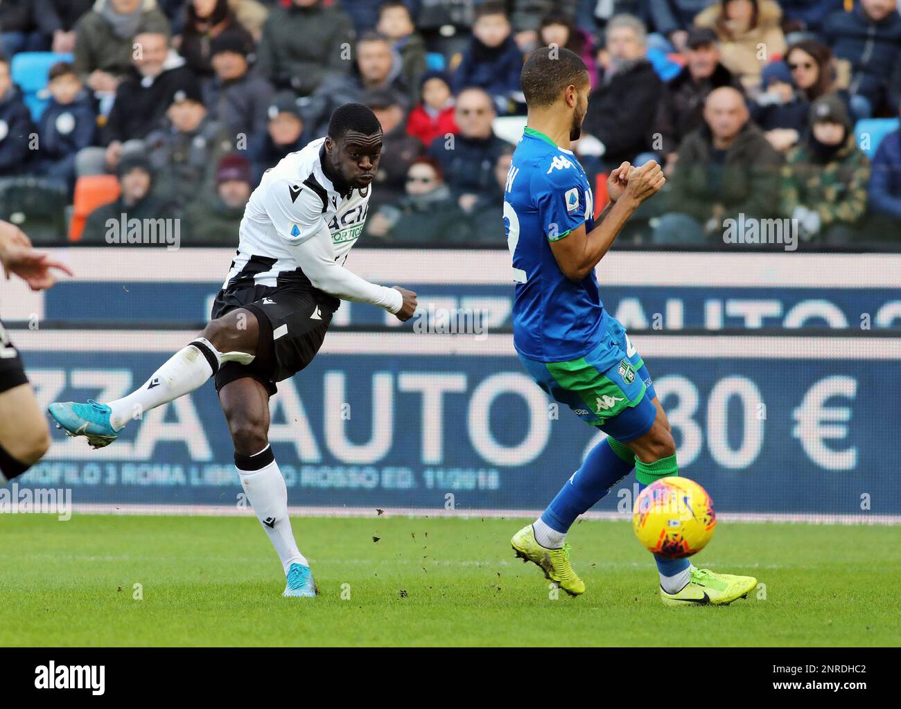 Udinese's Ken Sema, left, scores his side's second goal during the Italian Serie A soccer match between Udinese and Sassuolo in Udine, Italy Sunday, Jan. 12, 2020. (Andrea Bressanutti/LaPresse Via AP) Stockfoto