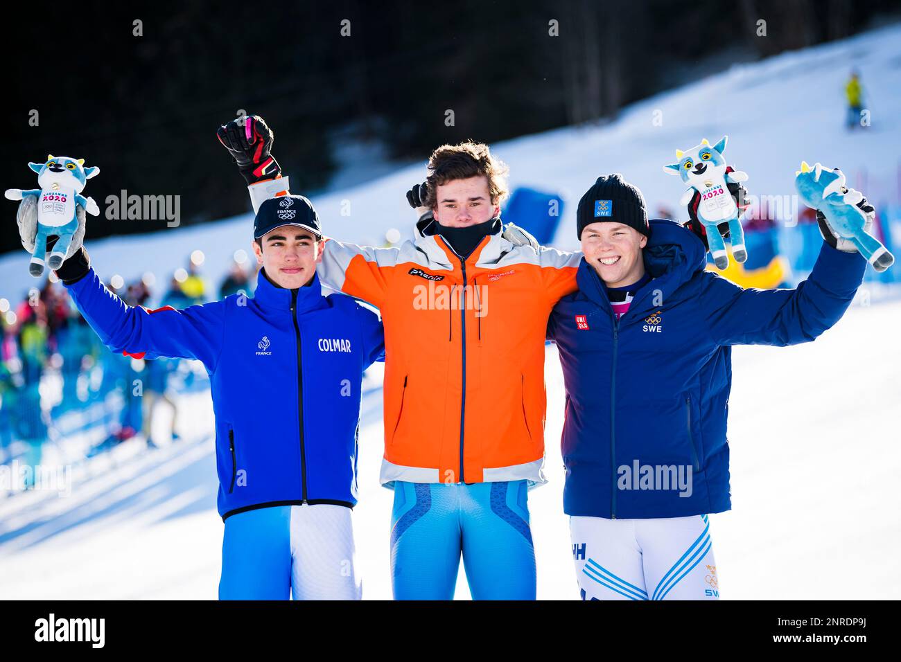 From left, Silver medalist Mikkel Remsoey from Norway, Gold medalist August Aulnette from France and Bronze medaisl Adam Hofstedt from Sweden celebrate on the podium after the men's Alpine Combined race of the alpine skiing event at the Lausanne 2020 Winter Youth Olympic Games, in Les Diablerets, Switzerland, Saturday, Jan. 11, 2020. (Jean-Christophe Bott/Keystone via AP) Stockfoto