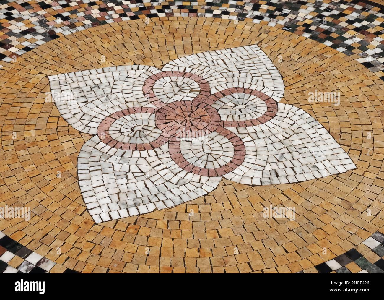 Schönes Mosaik aus Fliesen auf einem Tisch Stockfoto