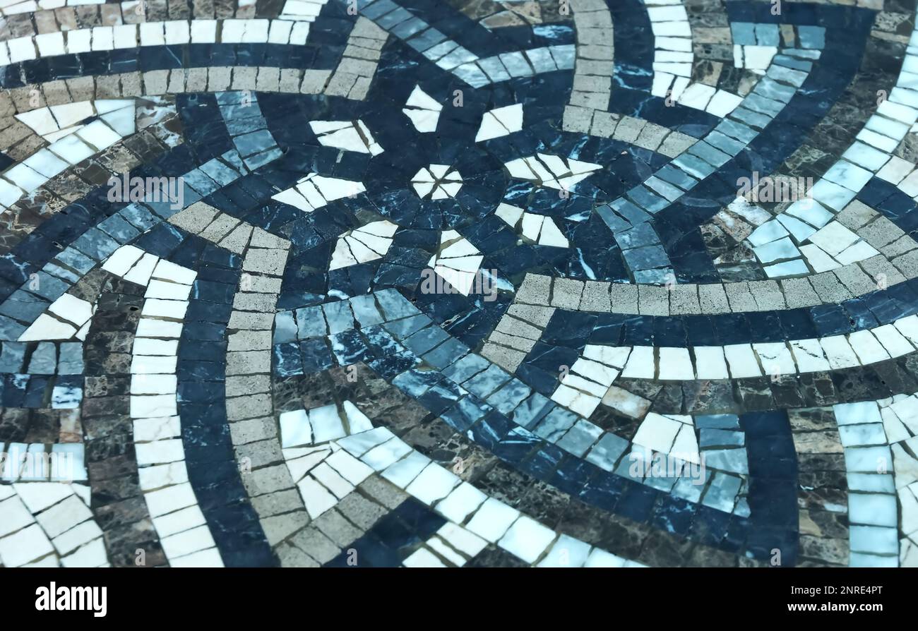 Schönes Mosaik aus Fliesen auf einem Tisch Stockfoto