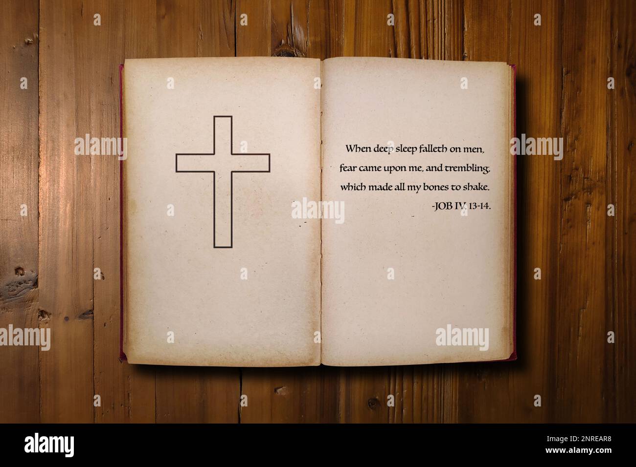 Nahaufnahme einer offenen bibel zu einem Zitat von Job IV in der Mitte. Stockfoto