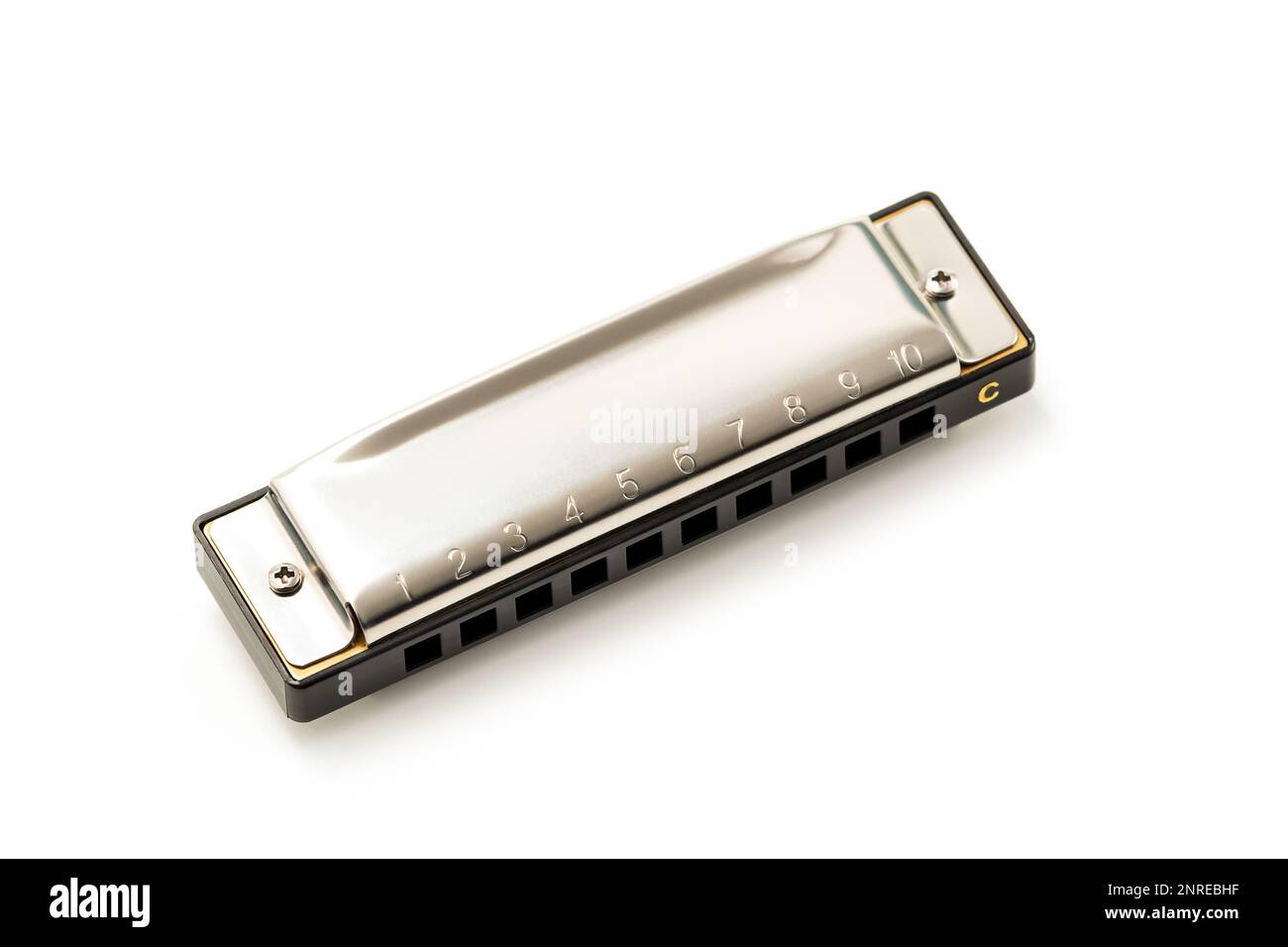 Harmonica, auch französische Harfe, Bluesharfe und Mundorgel, isoliert auf weißem Hintergrund mit Schnittpfad. FreiSchilf-Windinstrument Stockfoto