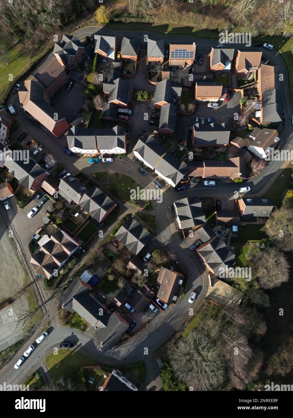 Luftaufnahme eines kompakten, modernen Wohngebiets mit nahe beieinander liegenden Grundstücken - Herefordshire UK vom Februar 2023 Stockfoto