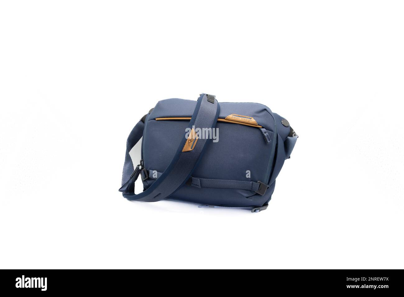 Irvine, Schottland, Großbritannien - 02. Februar 2023: Schultertasche mit Peak Design und Everyday Sling 6ltr Kamera. Die neue Version 2 in Mitternachtsblau ist ideal geeignet Stockfoto